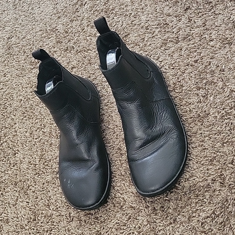 Vivobarefoot Women's Fulham Black Leather  Chelsea Boots Pull on Sz 41.